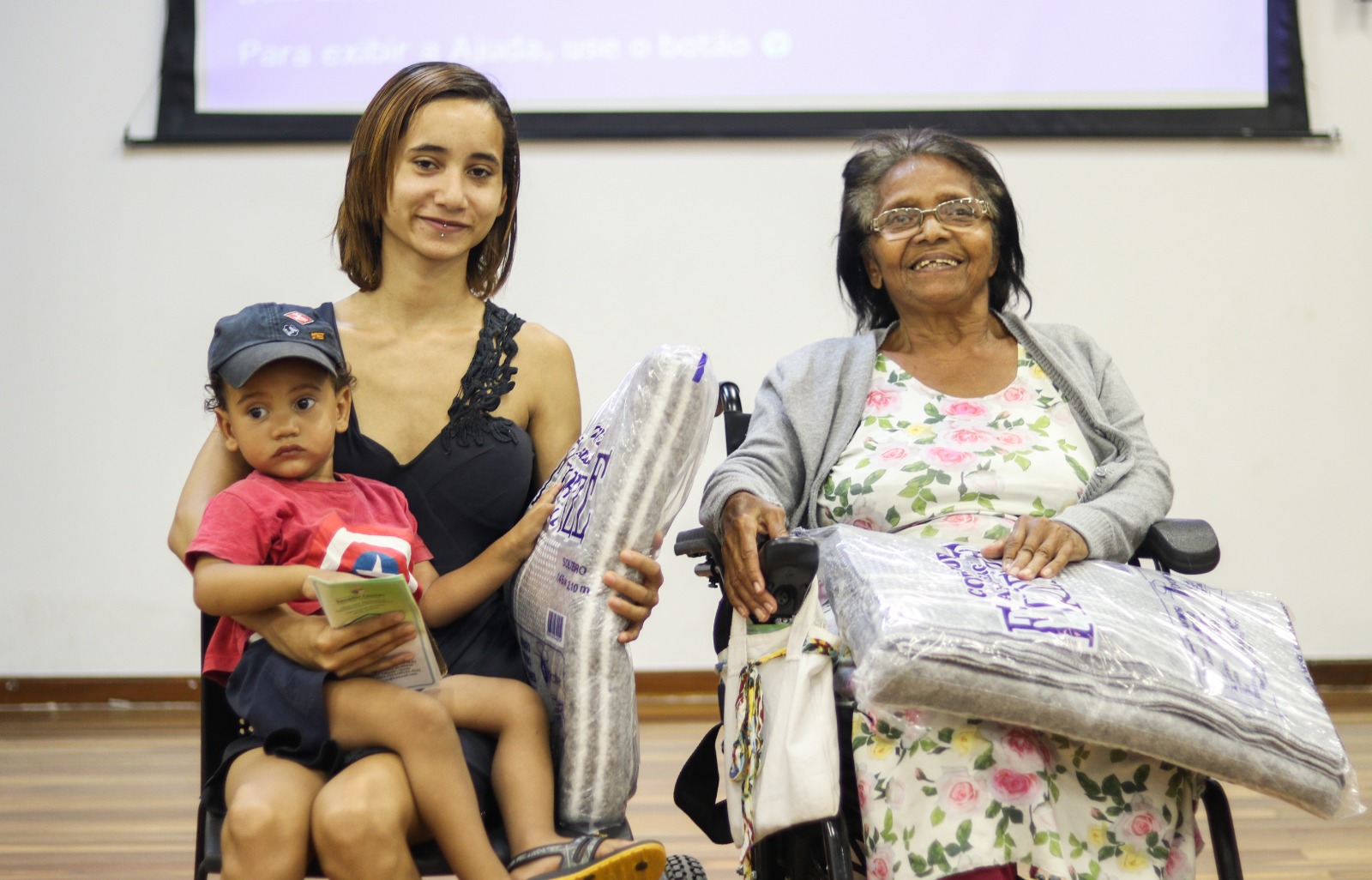 Prefeitura de Senador Canedo entrega cobertores para moradores em vulnerabilidade socia