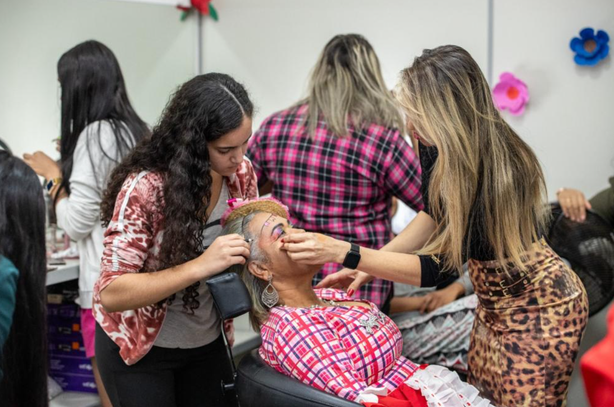 Governo de Novo Gama faz entrega de material de beleza para ser usado em cursos de maquiagem