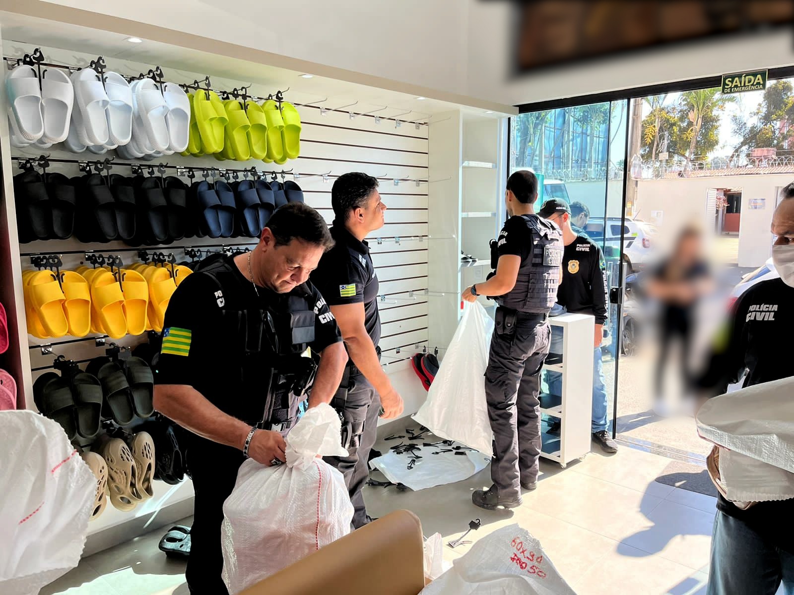 Polícia Civil apreende 2 mil pares de sapatos em Caldas Novas