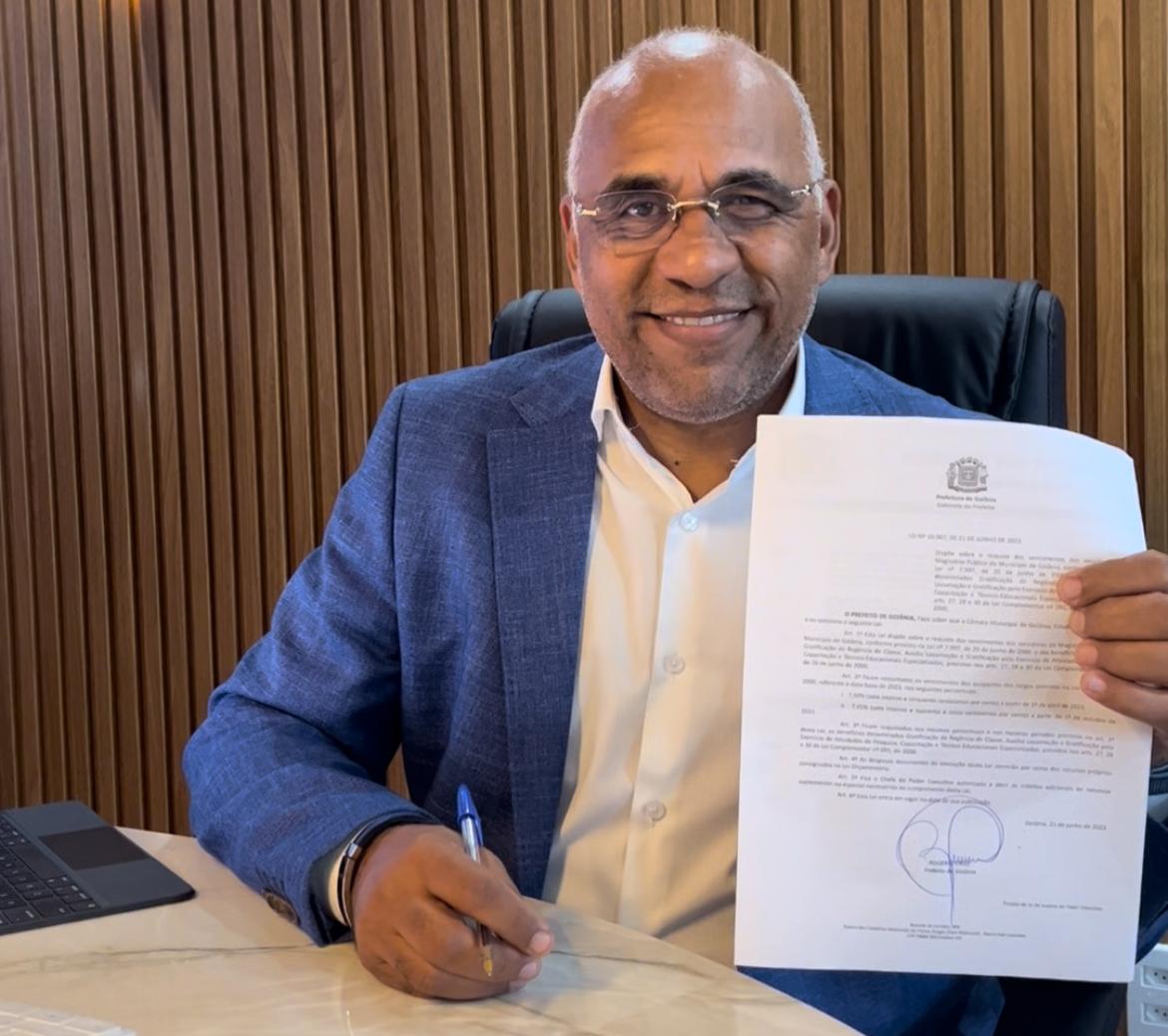 Rogério Cruz sanciona lei que garante aumento de 14,95% no piso salarial dos professores de Goiânia, e atualiza benefícios