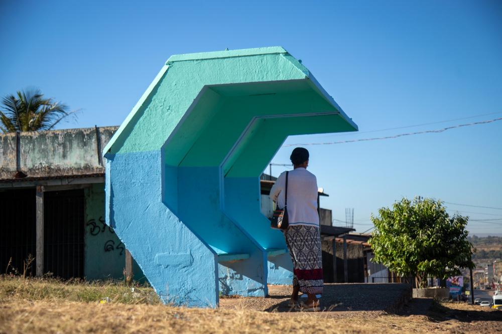 Abrigos de ônibus são revitalizados em Novo Gama