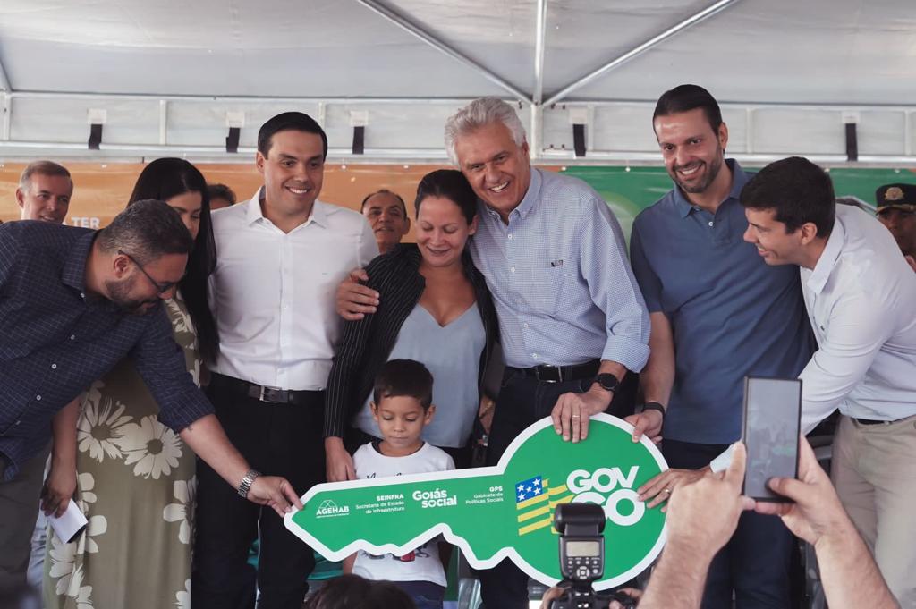 Caiado entrega casas a custo zero em Hidrolândia