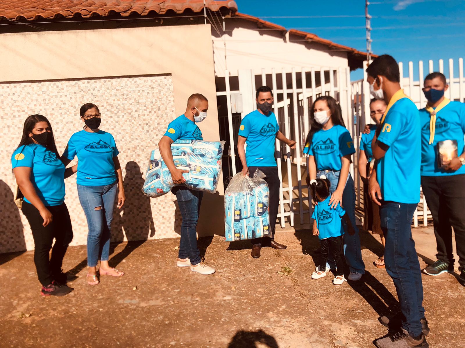 Voluntários trocam as férias para realizar atividades sociais em Goiás