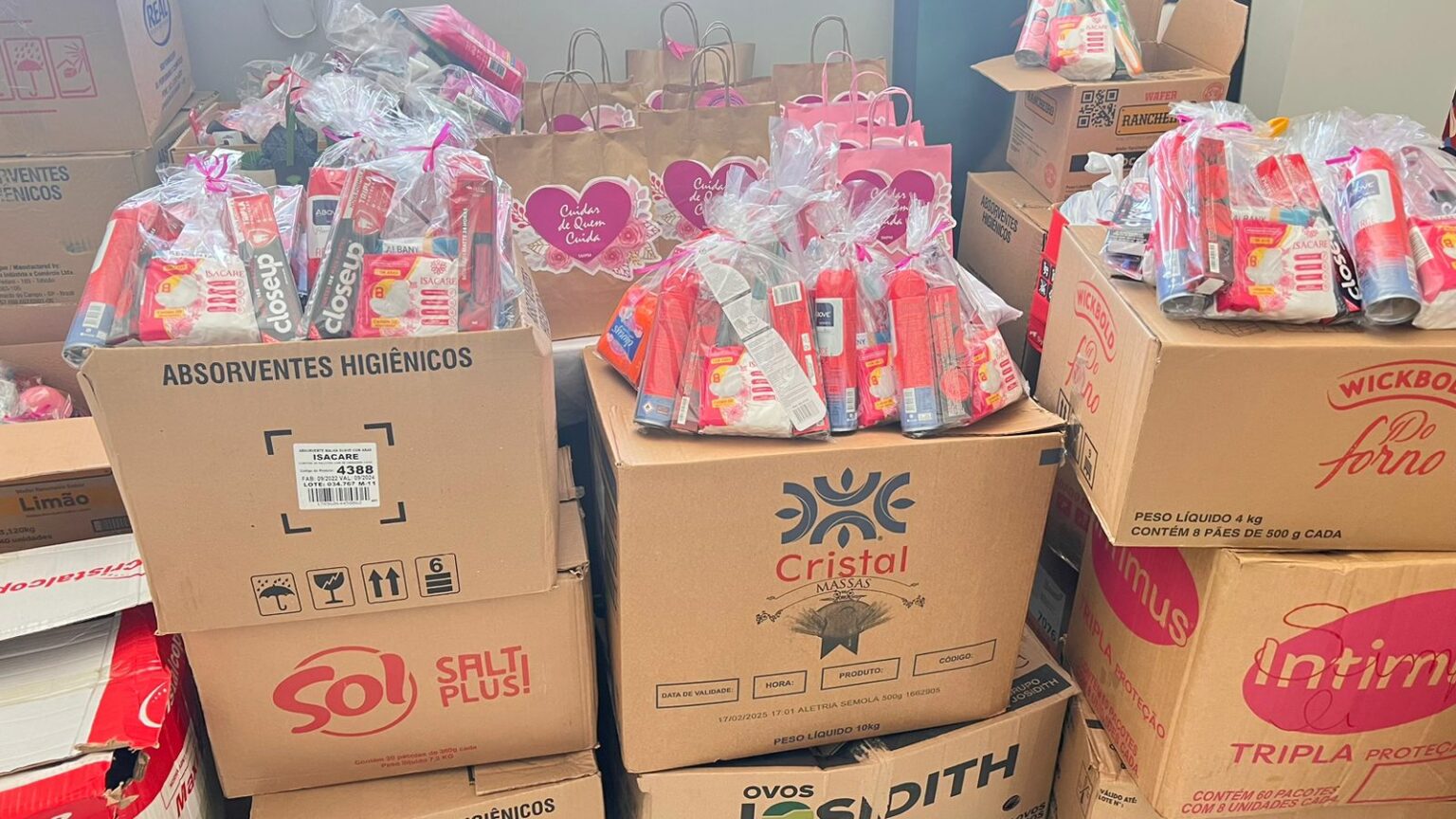 Prefeitura de Goiânia recebe doação de 663 kits de higiene para mulheres em situação de vulnerabilidade 