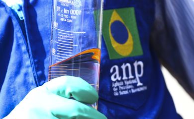 Pesquisa mostra potencial de carvão de coco na descontaminação da água