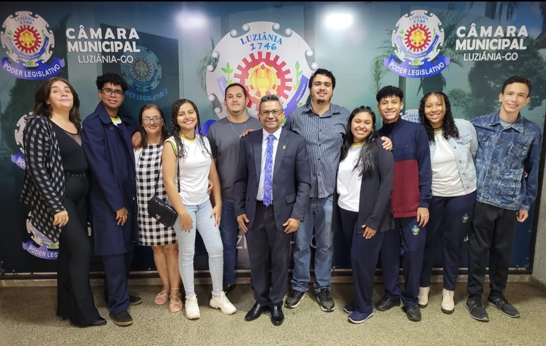 Estudantes do CEPI Osvaldo da Costa Meireles apresentam projeto Estudante Atitude na tribuna popular, em Luziânia