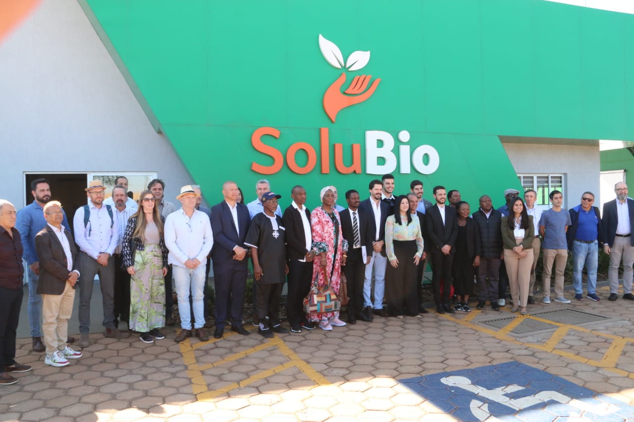 Em Jataí, representantes de 11 embaixadas conhecem biofábrica e ações do Governo de Goiás voltadas à sustentabilidade da produção agropecuária