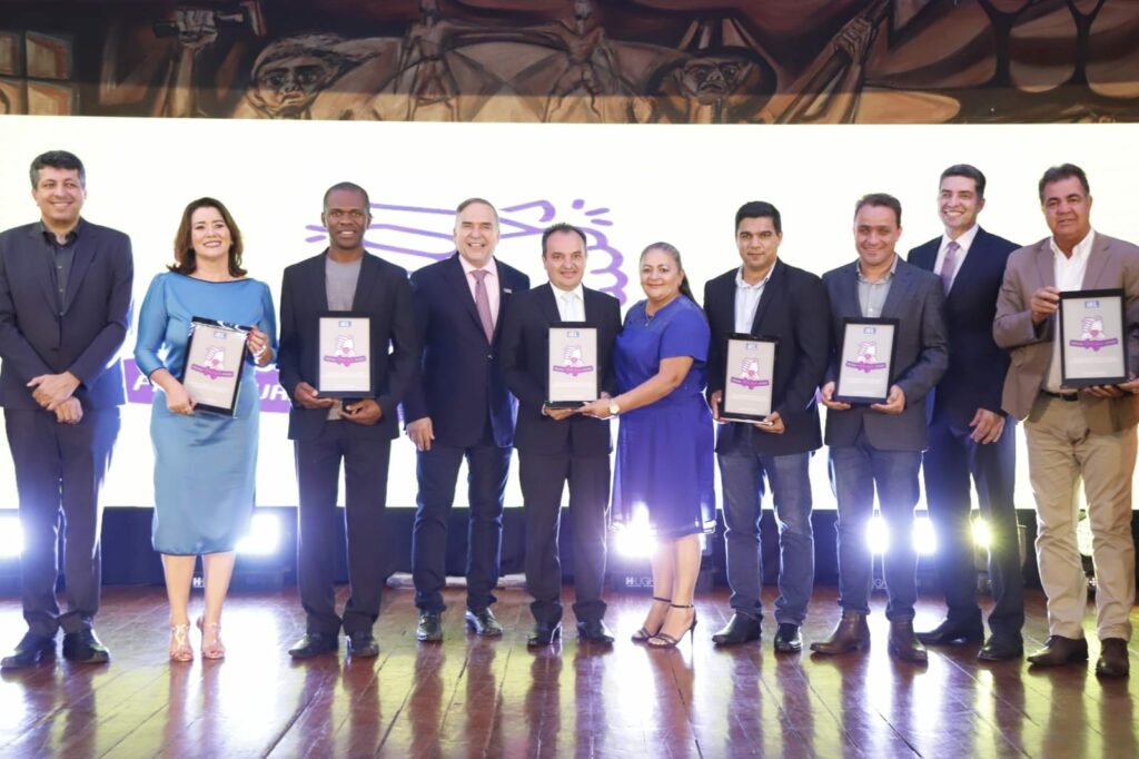 IEL Goiás homenageia governo de Valparaíso por práticas de estágio