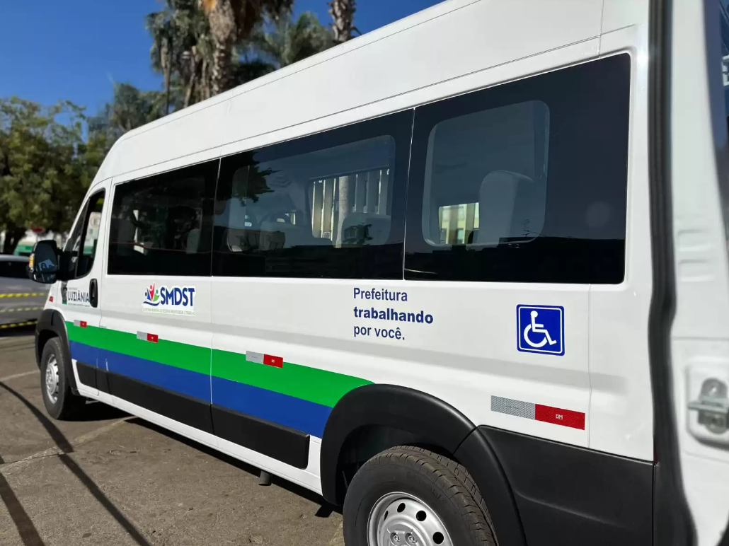 Luziânia recebe veículo adaptado para transporte de cadeirantes
