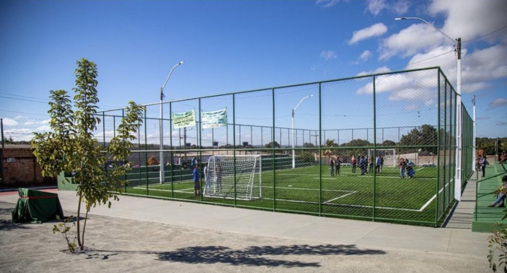 Governo de Novo Gama reinaugura quadra de esportes Vale do Pedregal
