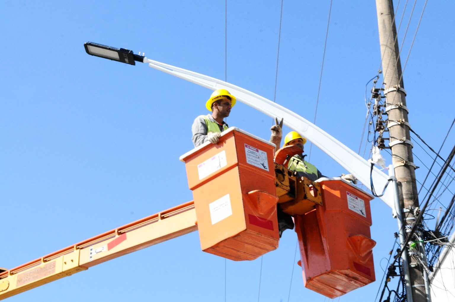 Com força-tarefa, Aparecida realiza troca de seis mil lâmpadas em 30 dias