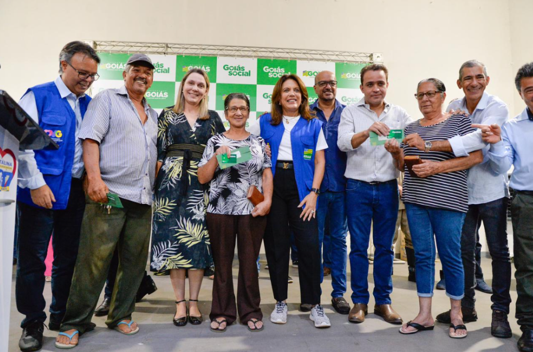 Goiás Social entrega quase 2 mil cartões em Cristalina e Novo Gama