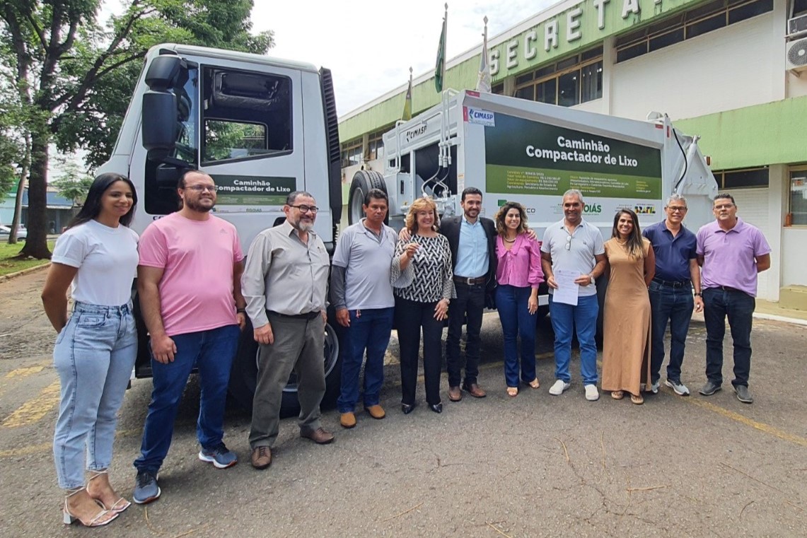 Governo de Goiás entrega pá-carregadeira e caminhão compactador de lixo para Edéia e Matrinchã