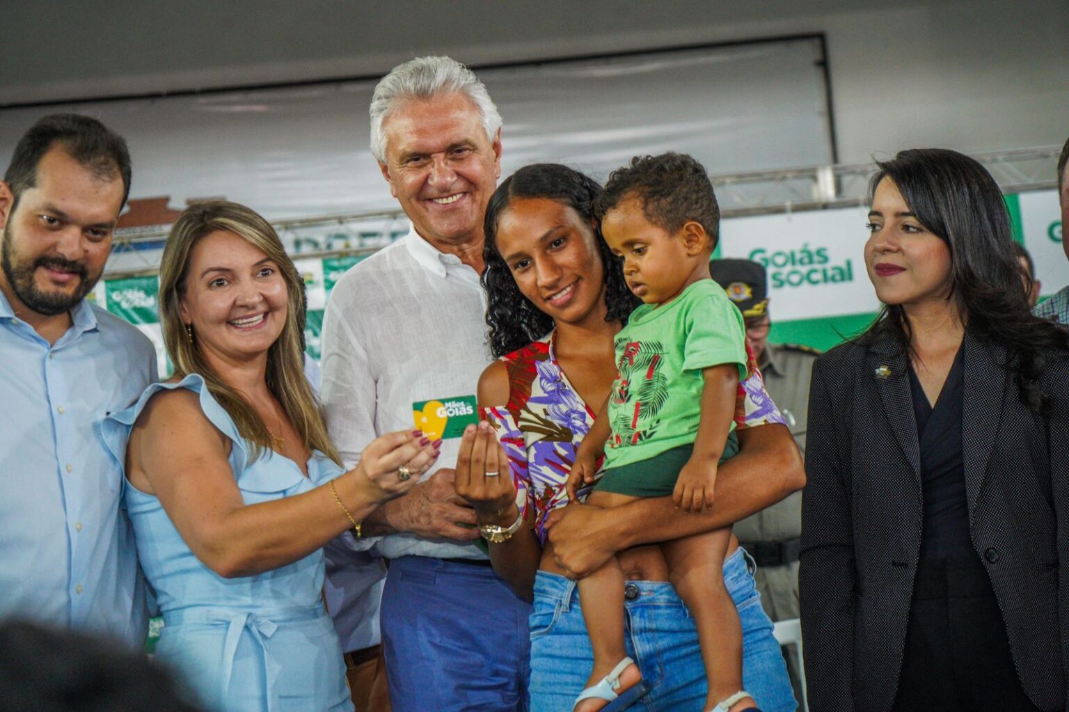 Governo entrega cartões do Goiás Social no Entorno do DF