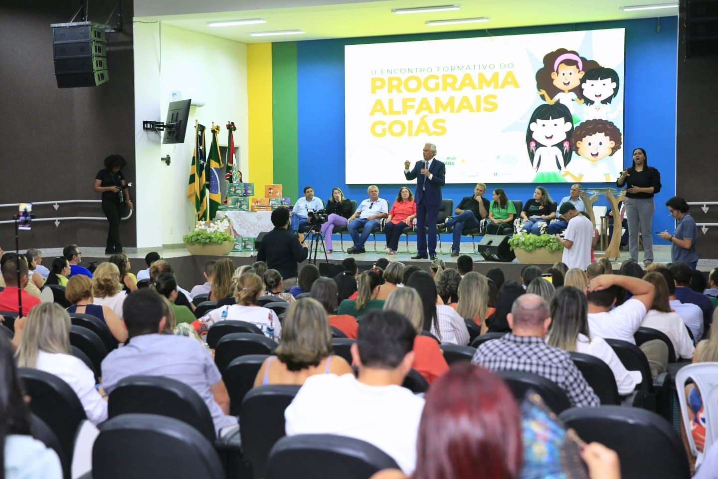 “Luta é para garantir às crianças a formação adequada na idade certa”, diz Caiado ao entregar kit educacional