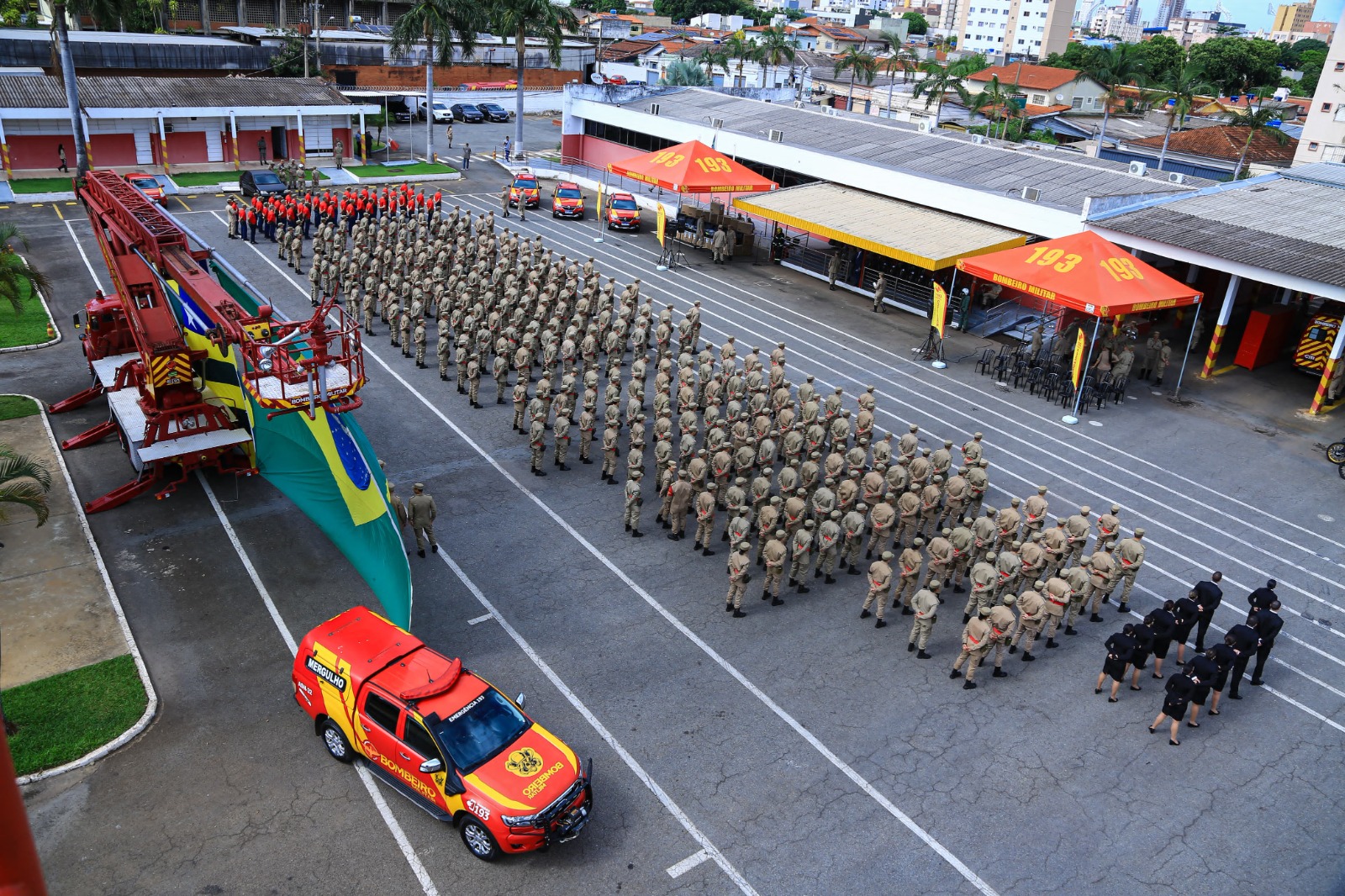 Caiado entrega viaturas e equipamentos aos Bombeiros e celebra chegada de novos integrantes