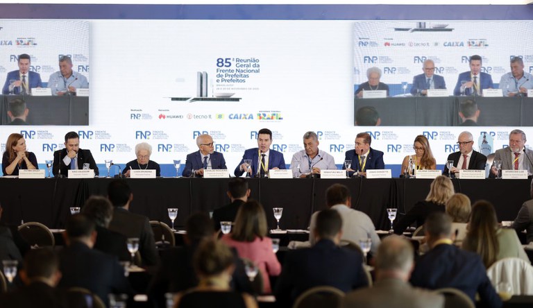 Ministro das Cidades discute investimento em infraestrutura e habitação com prefeitos