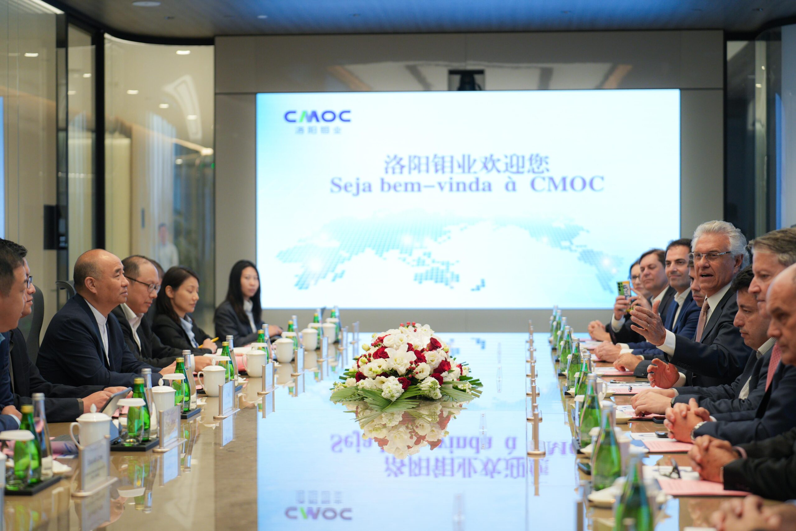 Em missão oficial na China, Caiado visita mineradora com investimentos no estado