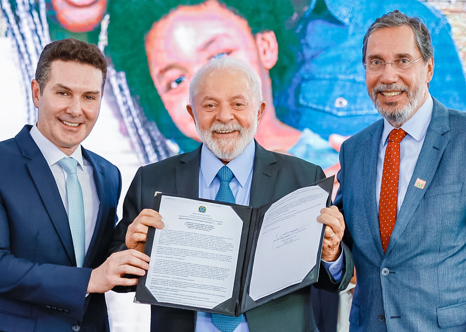 Presidente Lula destina R$ 15,8 bilhões para estados e municípios