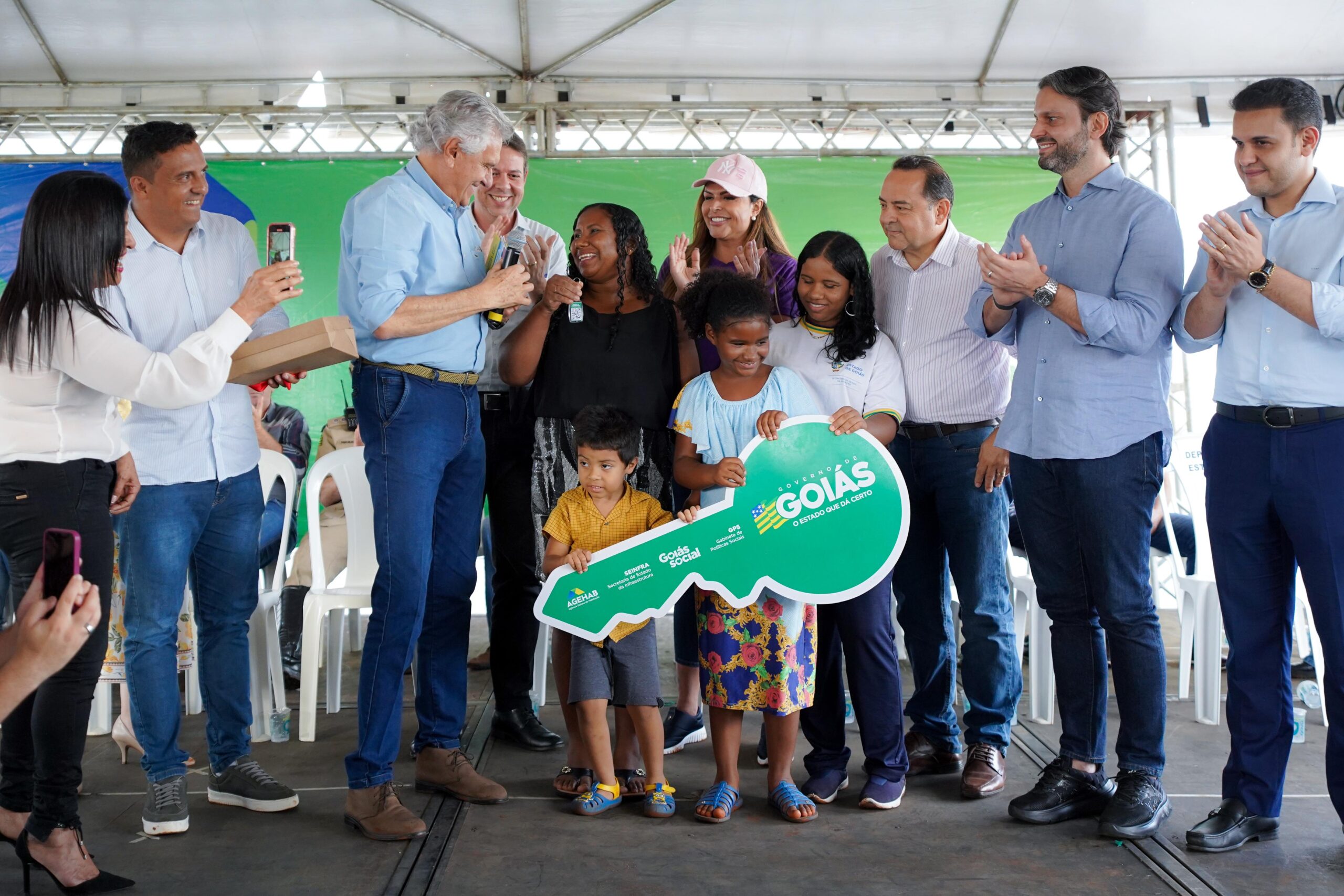 Com investimento de R$ 3,2 milhões, Caiado entrega 30 casas em Santo Antônio de Goiás