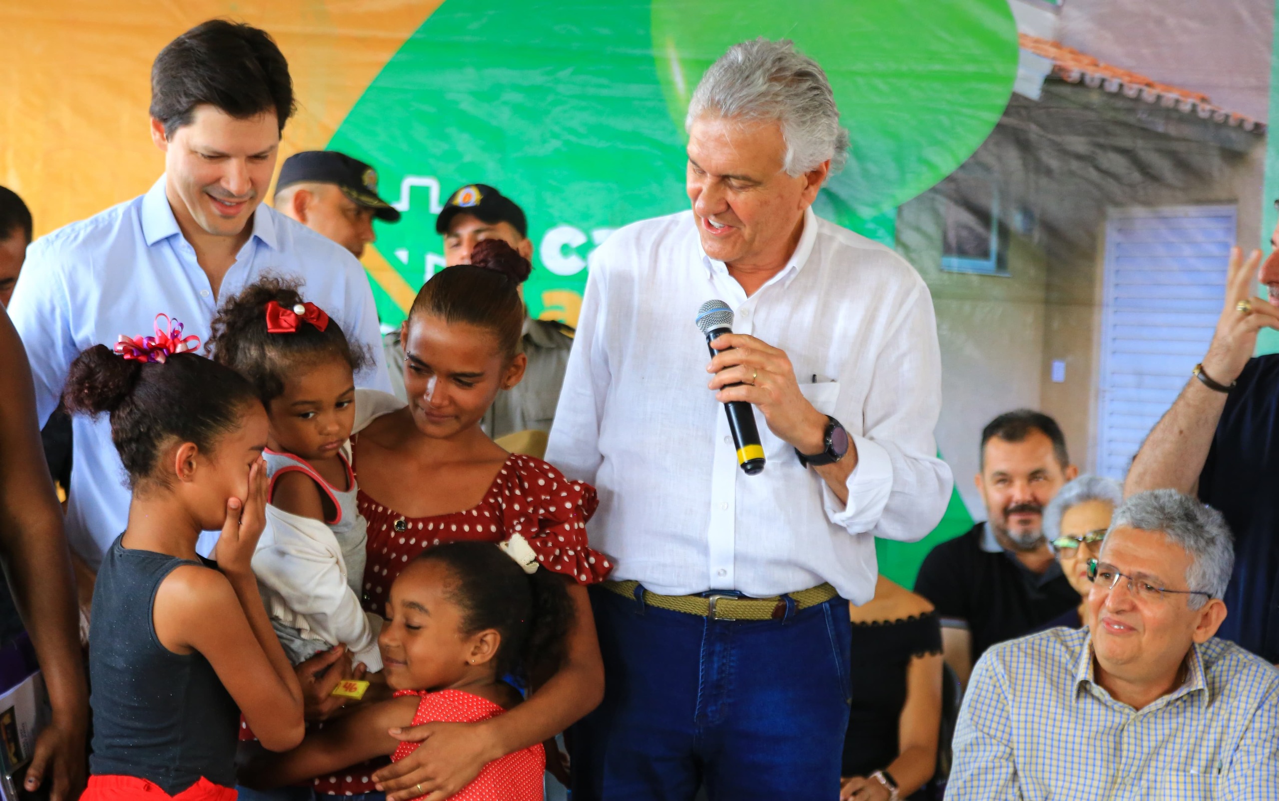 Caiado entrega casas a custo zero em Abadia de Goiás