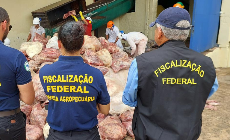 FISCALIZAÇÃO  Operação Charcuterie apreende produtos cárneos impróprios para consumo e com rótulos falsos do SIF e SIE