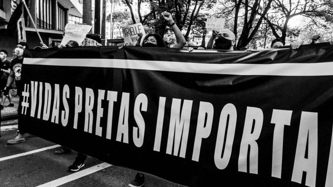 A cada 100 mortos pela polícia em 2022, 65 eram negros, mostra estudo