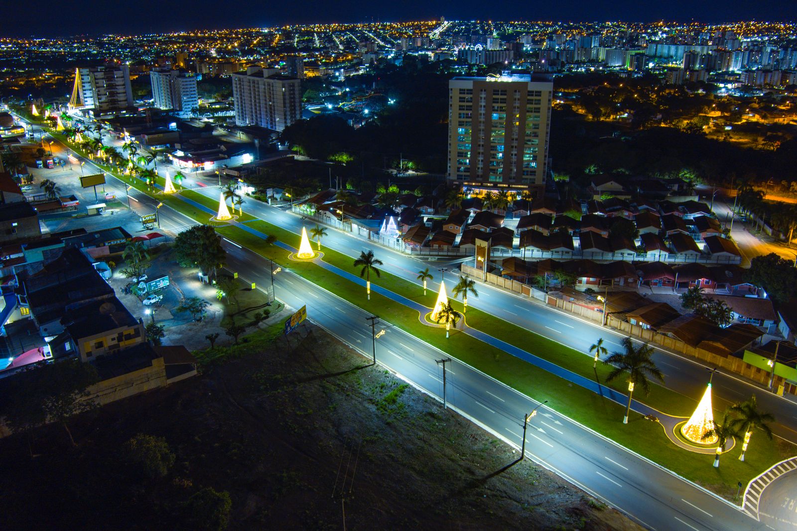 Atmosfera Natalina em Caldas Novas encanta moradores, turistas com espetáculo de luzes e cores