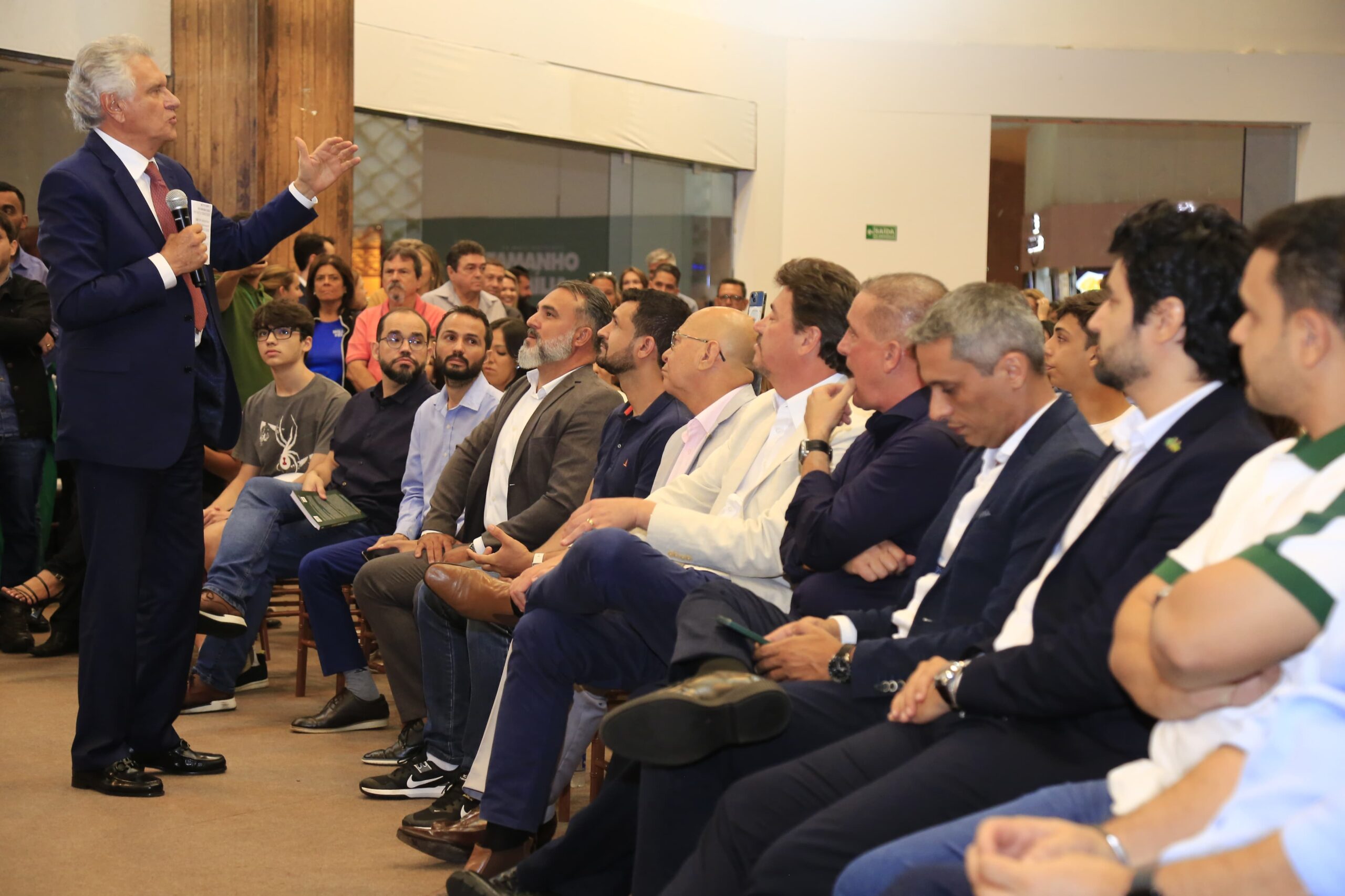 Caiado prestigia lançamento de livro de Onyx Lorenzoni, em Goiânia