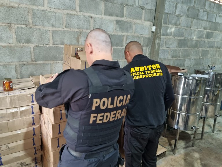 PF cumpre mandados contra suspeitos de comércio de mel falso