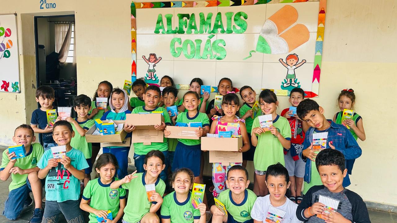 Governo de Goiás entrega mais de 180 mil kits de materiais escolares para municípios goianos