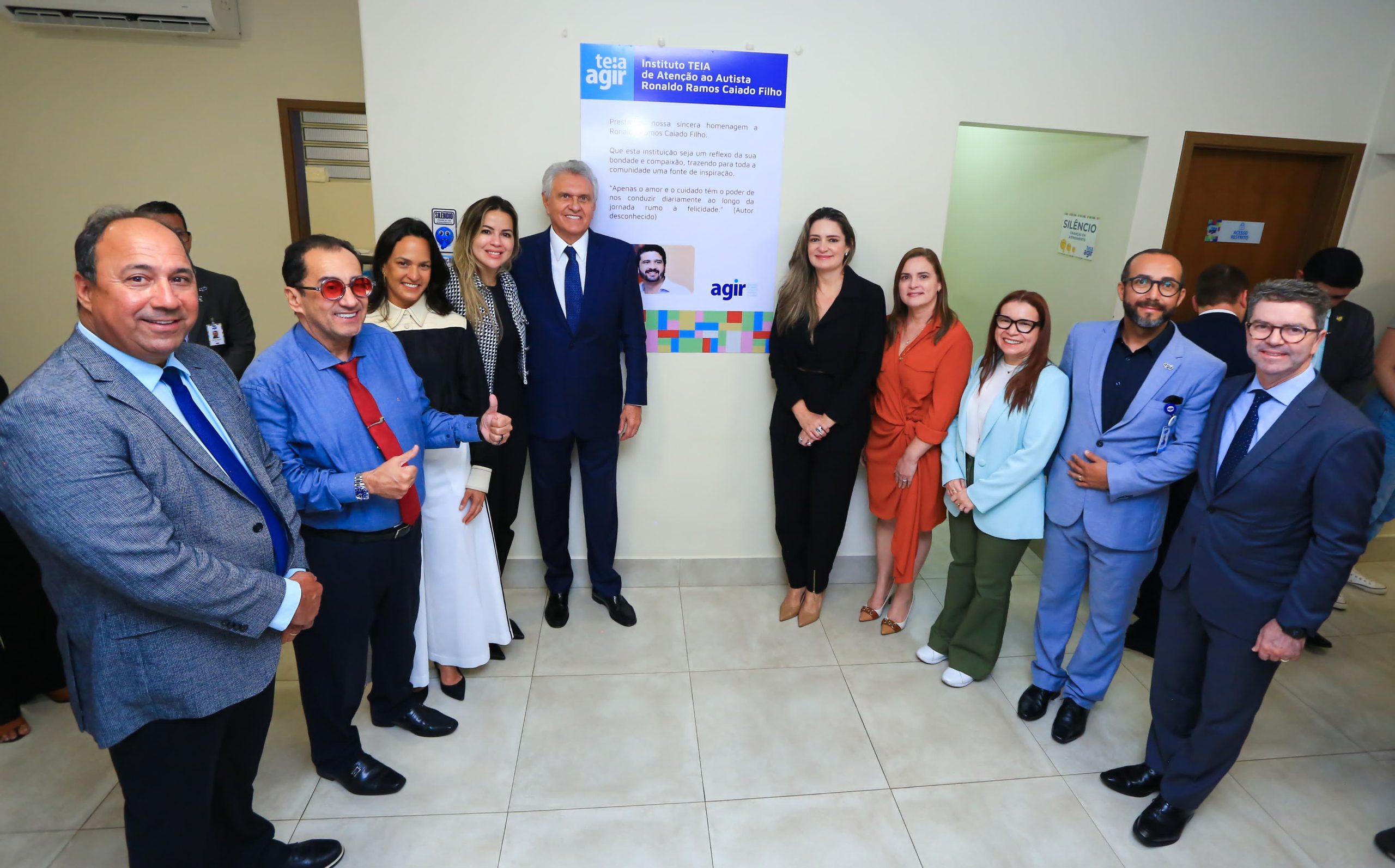 Caiado visita clínica especializada no atendimento a crianças autistas
