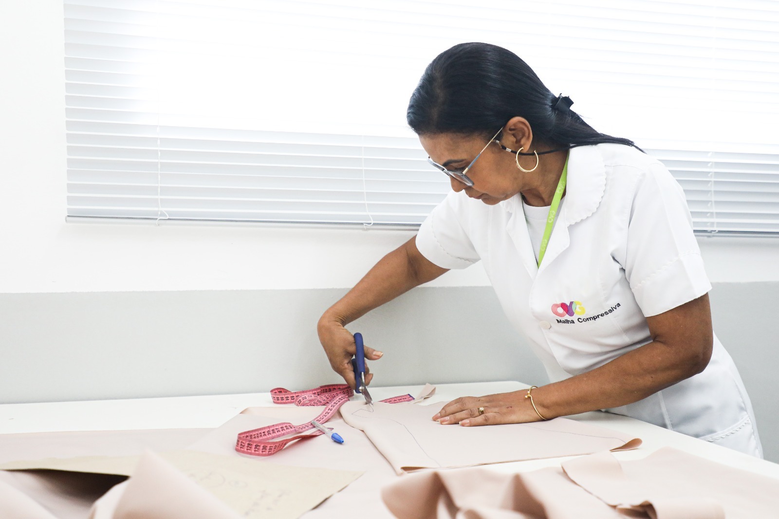 Goiás Social: OVG fornece malhas compressivas para vítimas de queimaduras