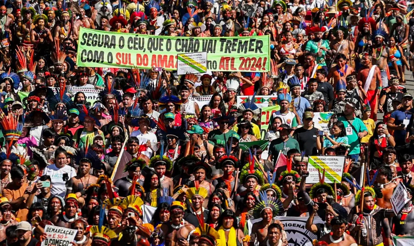 Milhares de indígenas marcham em Brasília