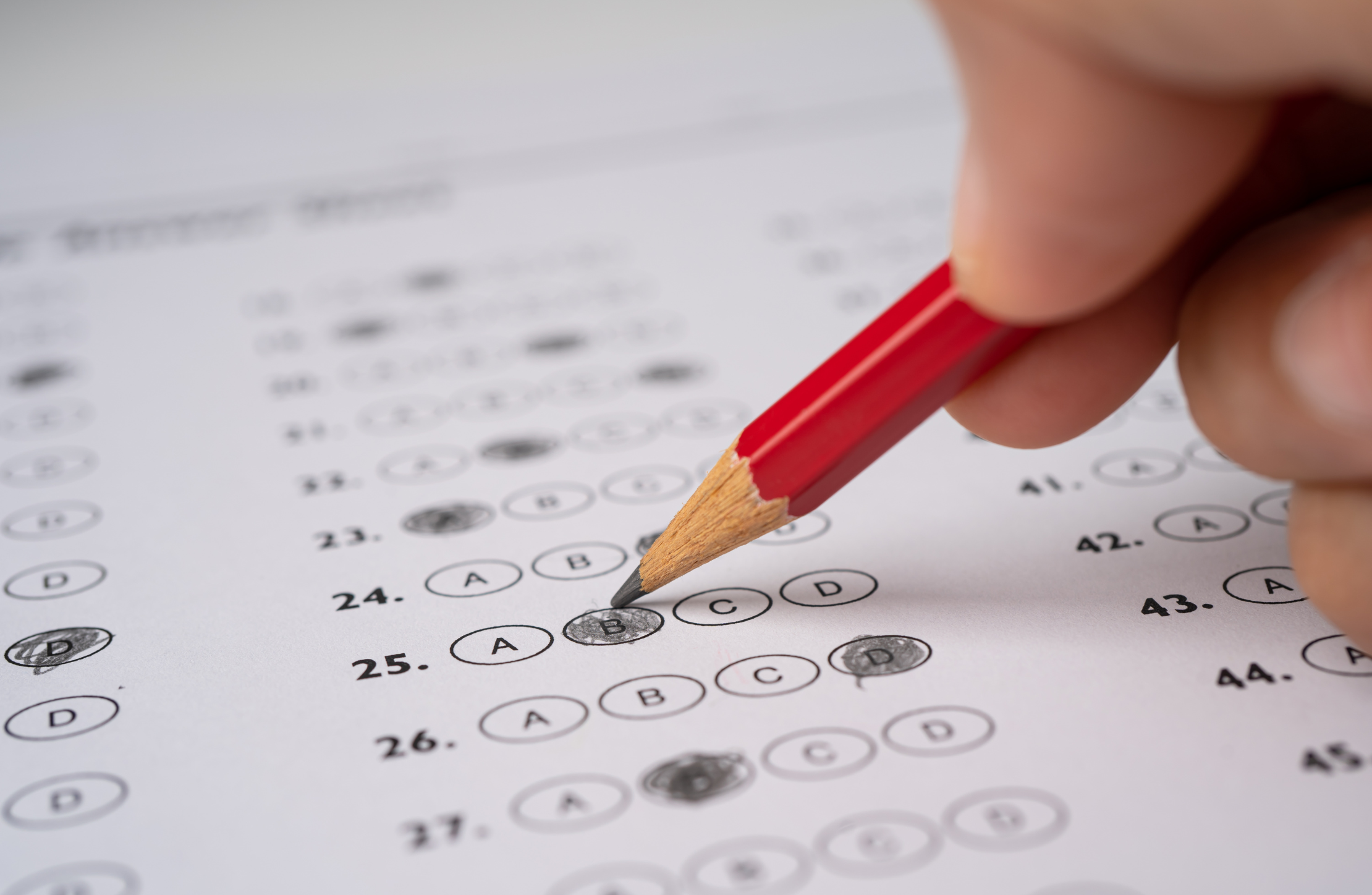 Câmara Municipal de Morrinhos retifica edital com 24 vagas