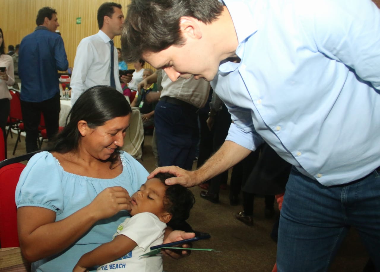 Governo de Goiás entrega cartões do Aluguel Social a famílias de Caldas Novas