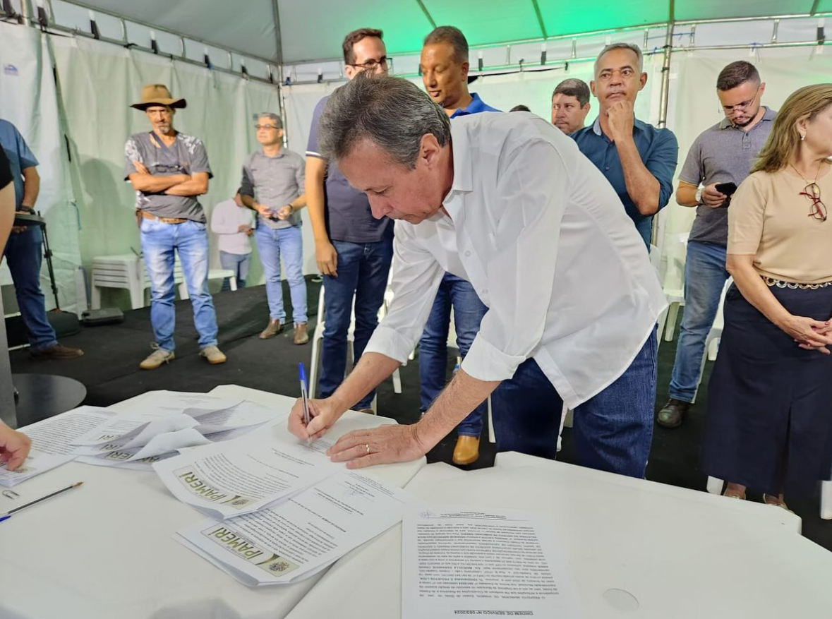 Prefeito Jânio Pacheco assina ordens de serviços do programa Ipameri Ação Total