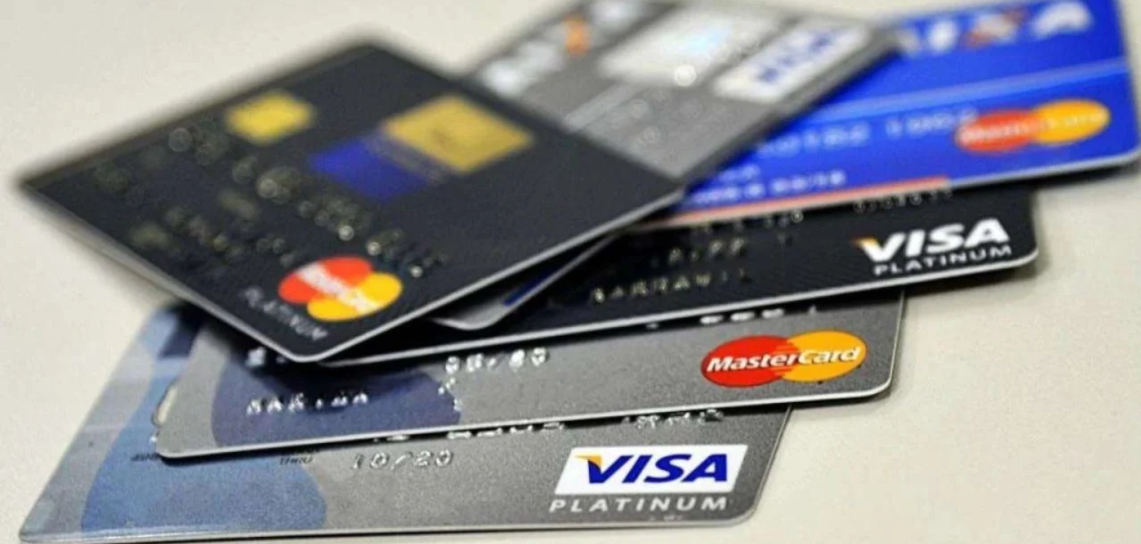 Juros recuam, mas rotativo do cartão sobe, atingindo 423,5% ao ano