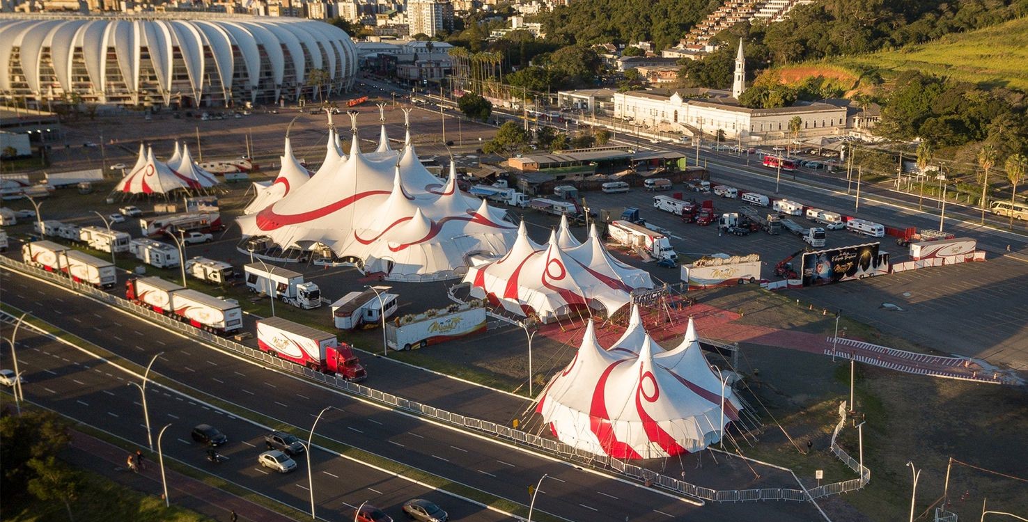 Comboio do Mirage Circus chega a Goiânia