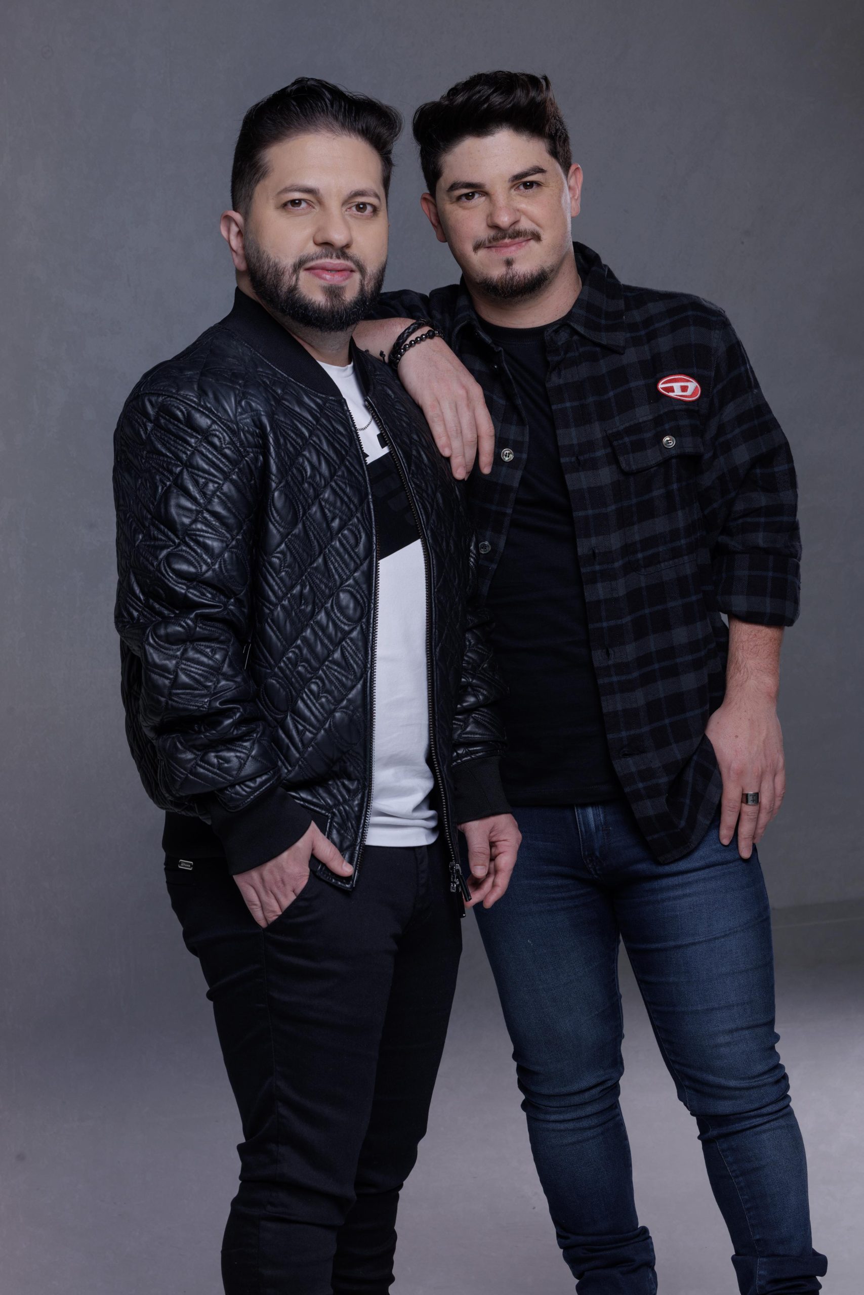 Júnior & Cézar lançam o clipe de "Devolve" e celebram o sucesso do DVD "Simplesmente"