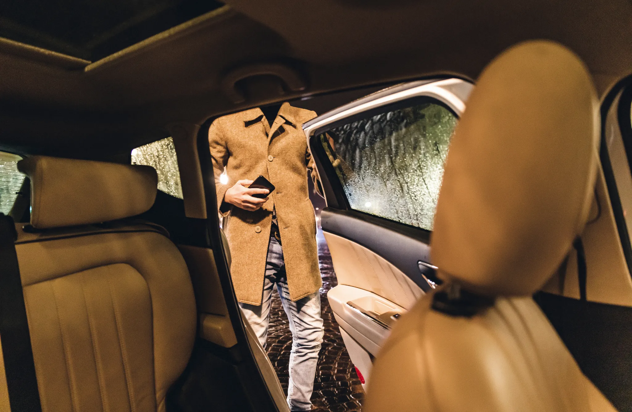 Alerta: cinto no banco de trás é obrigatório em táxis e aplicativos